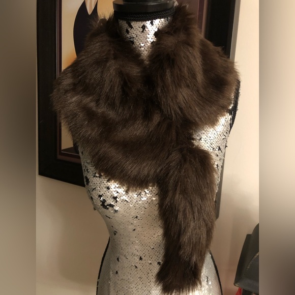 Faux MINK Fur Scarf with Detachable Tail in Chocolate Brown (New!) - Picture 7 of 15
